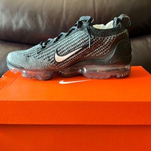 Brand new mens Nike Air Vapormax size 8.
